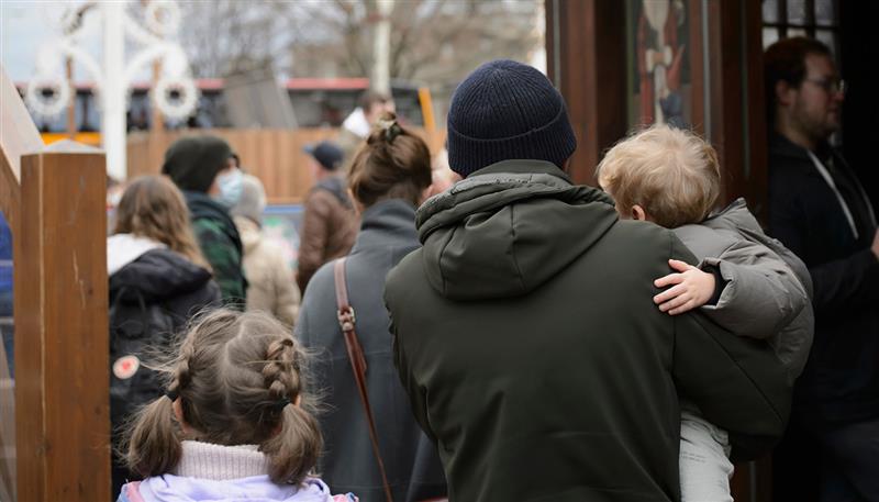 Family of asylum seekers entering Canada