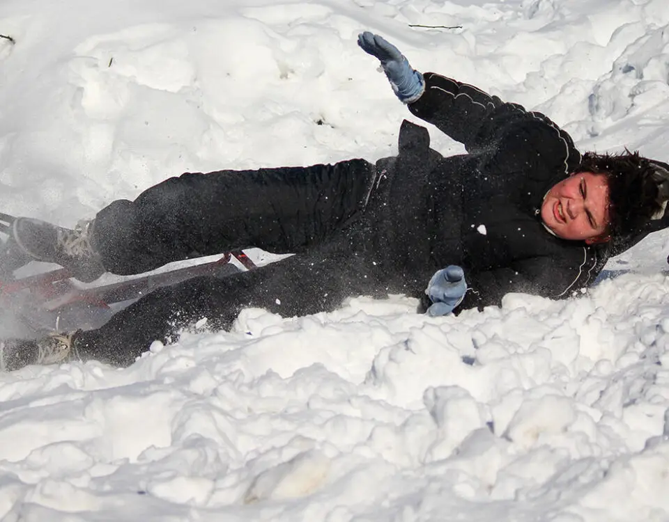 Injury victim speaking with a lawyer after a slip and fall in Mississauga